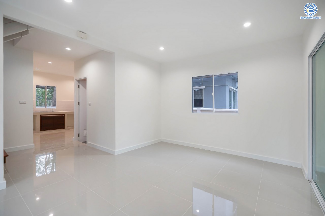 บ้านมือสองตกแต่งใหม่ โครงการ พฤกษาวิลเลจ30 เดอะซีซั่น แจ้งวัฒนะ-ราชพฤกษ์ ทำเลย่านปทุมธานี เนื้อที่ 50.7 ตร.ว. ฟังก์ชัน 3 ห้องนอน 2 ห้องน้ำ 1 ห้องอเนกประสงค์ จอดรถได้ 1 คัน เดินทางสะดวกสบายเข้า-ออกได้หลายเส้นทาง ใกล้เมืองทองธานี และจุดขึ้นทางด่วน "แจ้งวัฒนะ"